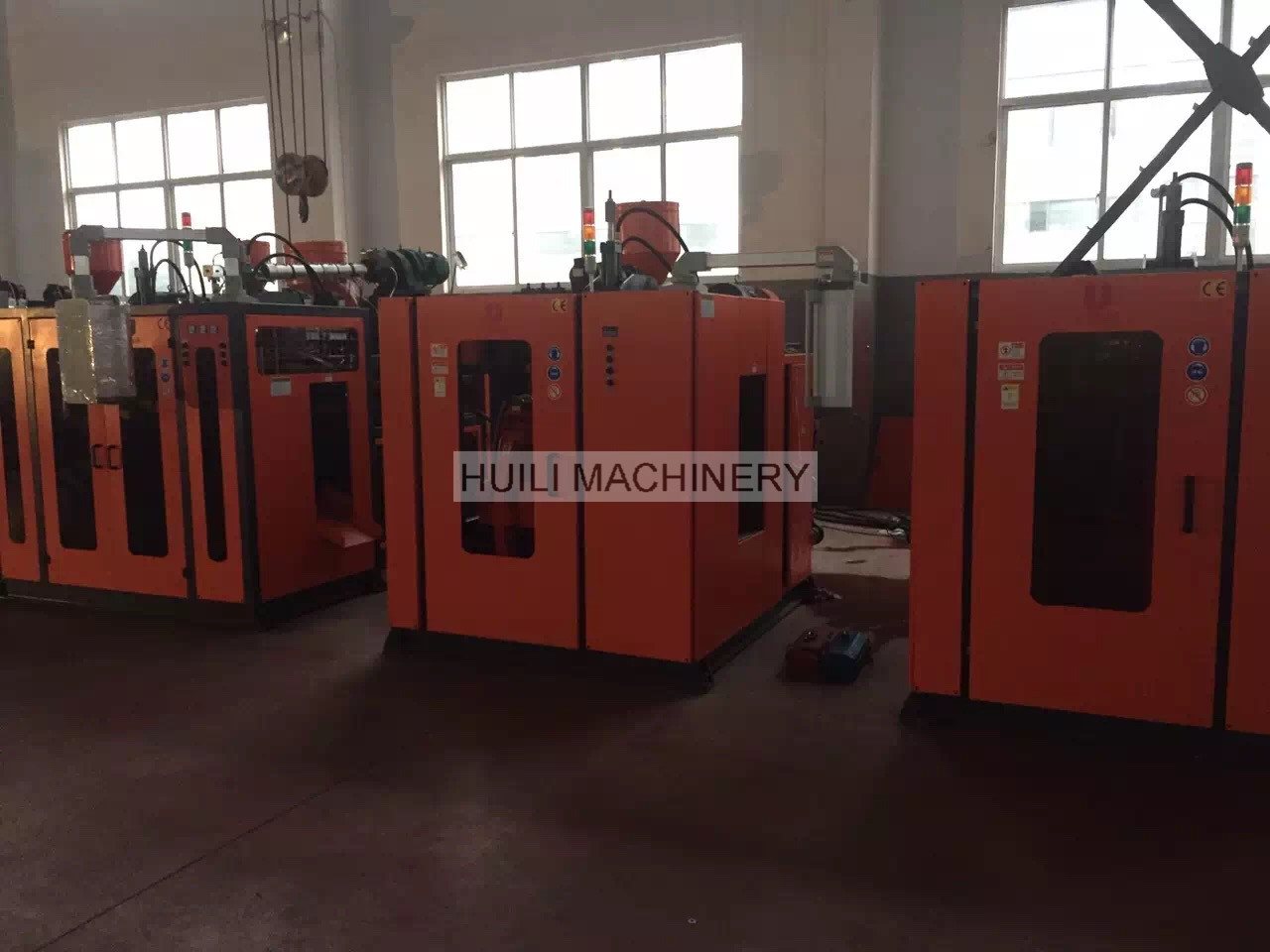 Single station extrusion blow molding machine