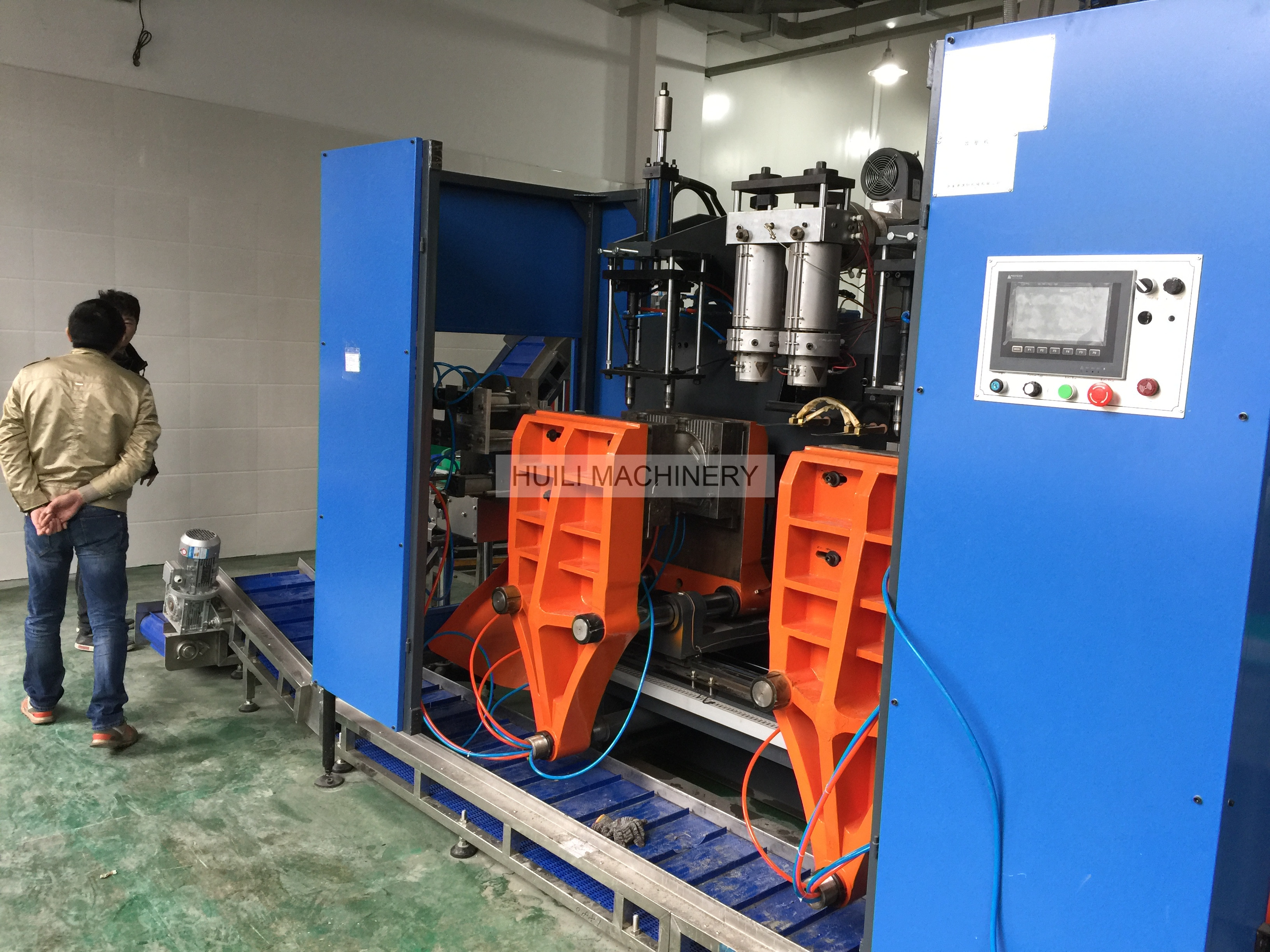 Double station extrusion blow molding machine