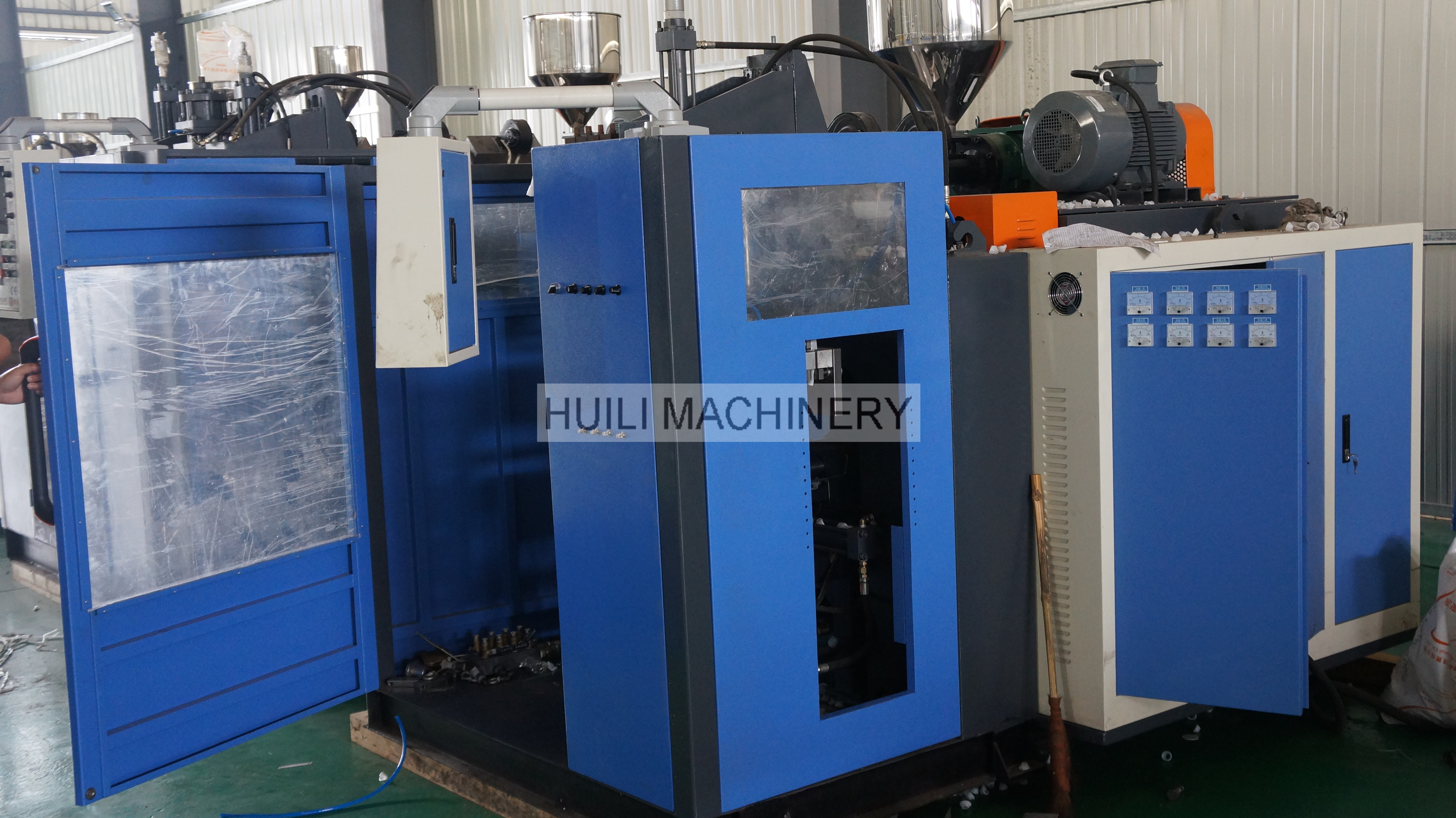 Single station extrusion blow molding machine